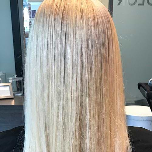 Blonde hair with cool tones after applying Crema Gloss