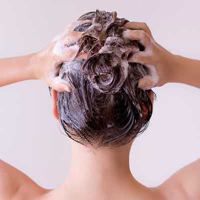 woman using sulfate-free conditioner for her pastel hair