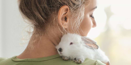 Bunny on woman's shoulder for Madison Reed's Leaping Bunny Certification